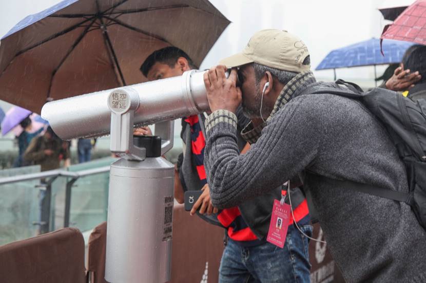 图片包含 人员, 雨伞, 户外, 建筑物描述已自动生成
